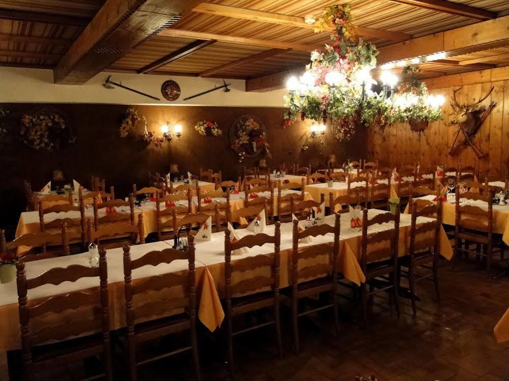 Hotel Restaurant Du Cret Бург-Сен-Пьер Экстерьер фото